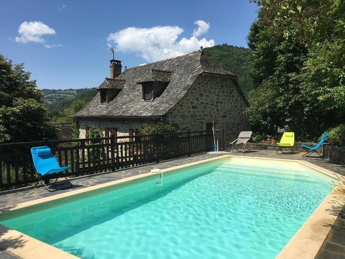 Location de vacances pour 6 personnes, avec vue et vue sur le lac ainsi que jardin et piscine à Saint-Hippolyte (Aveyron)