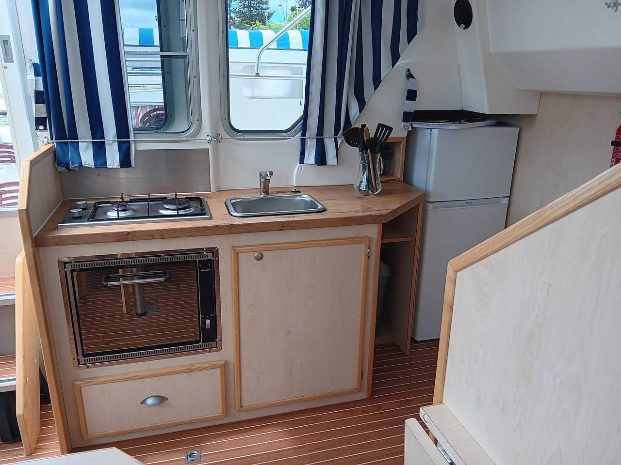 Séjour Insolite sur Bateau Confortable: 8 Couchages, 2 Cabines, Espace Extérieur Aménagé in Digoin, Région de Charolles