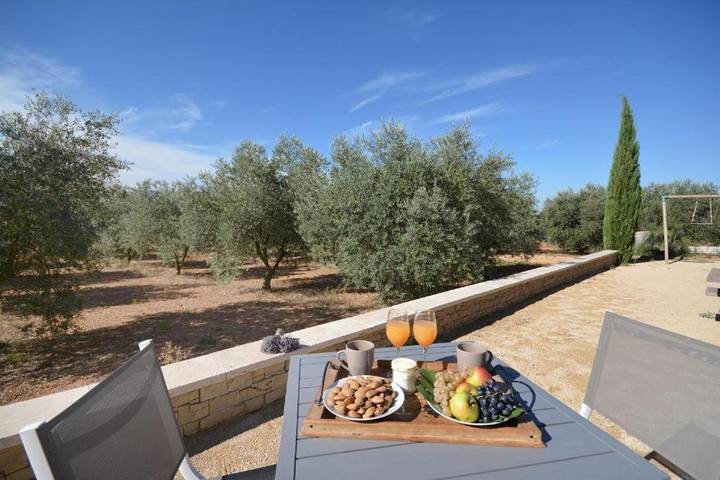 Location de vacances pour 2 personnes, avec piscine et jardin ainsi que terrasse et vue à Jouques - 4