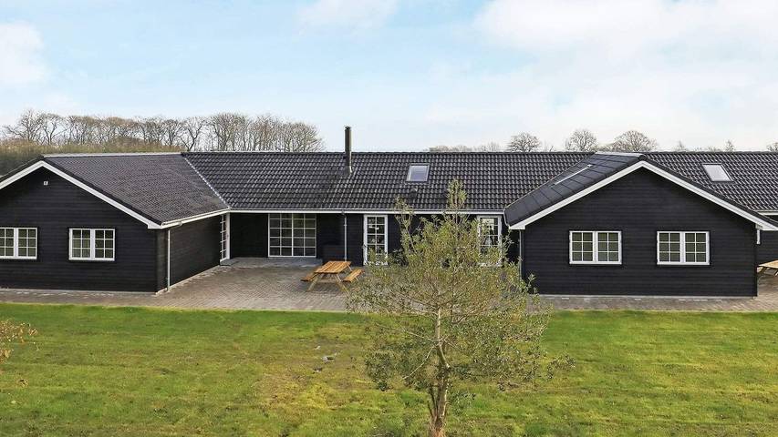 Ferienhaus für 27 Personen, mit Pool und Whirlpool sowie Sauna und Garten in Tårup
