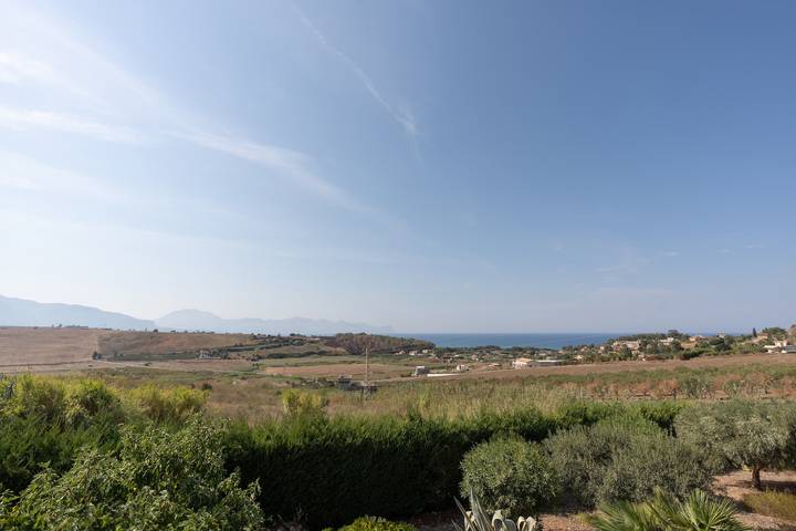 Villa 'Zagara' con piscina, giardino, terrazza e Wi-Fi in Partinico, Provincia di Palermo