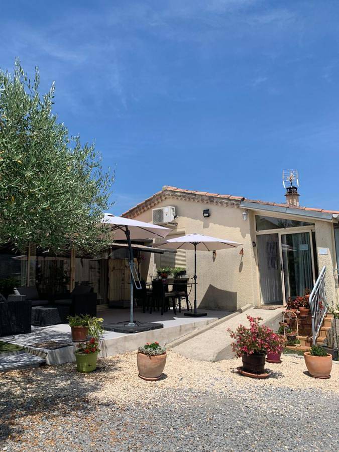 Chambre d’hôte pour 2 personnes, avec Terrasse et Jacuzzi ainsi que Jardin et Vue en Ardèche