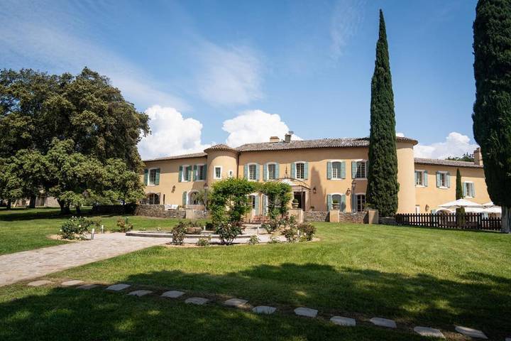Gîte pour 4 personnes, avec Jacuzzi et Terrasse ainsi que Jardin et Piscine à Lorgues