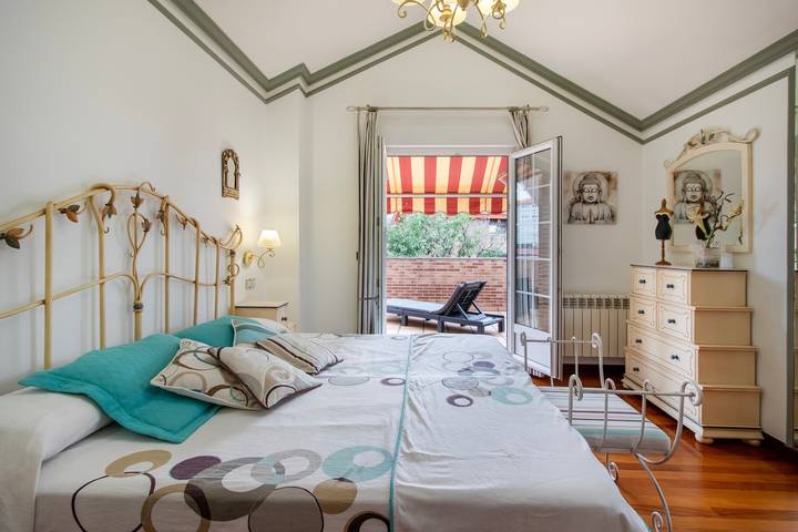 'Alojamientos Marte Habitación 4' con terraza y jardín compartidos in Torrelavega, Costa de Cantabria