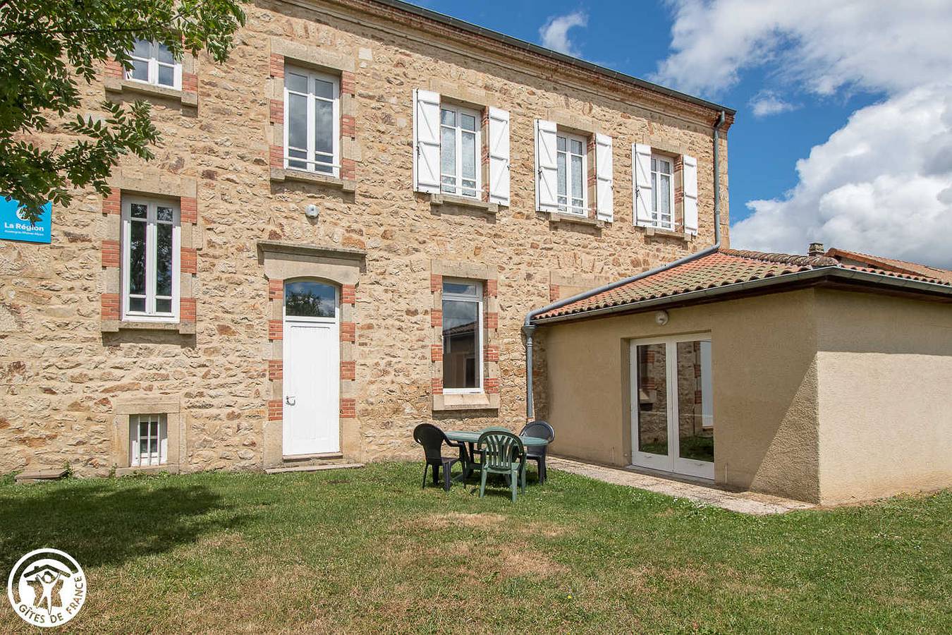 Gîte confortable avec parking et jardin, 100m d'Égliseneuve in Égliseneuve-des-Liards, Parc Naturel Régional Livradois-Forez