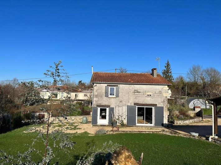 Location de vacances pour 8 personnes, avec jardin à Saint-Ciers-sur-Bonnieure