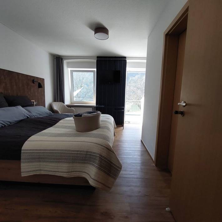 Haus Moselliebe - Charmantes Frühstücks Zimmer mit Balkon und Blick auf die Mosel. Raucherfreihaus in Ediger-Eller, Cochem-Zell