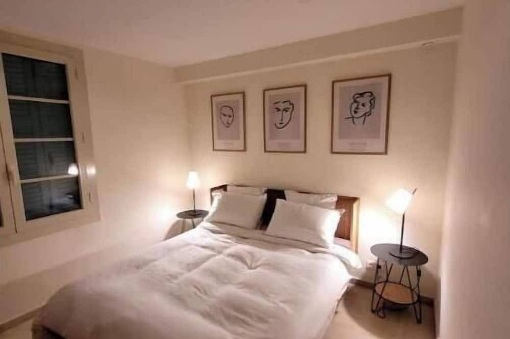 Large apartment in villa with garden and pool in Saint-Laurent-du-Var, Cannes region