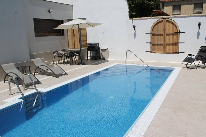 Gîte pour 6 personnes, avec piscine ainsi que terrasse et vue à Valtierra - 2
