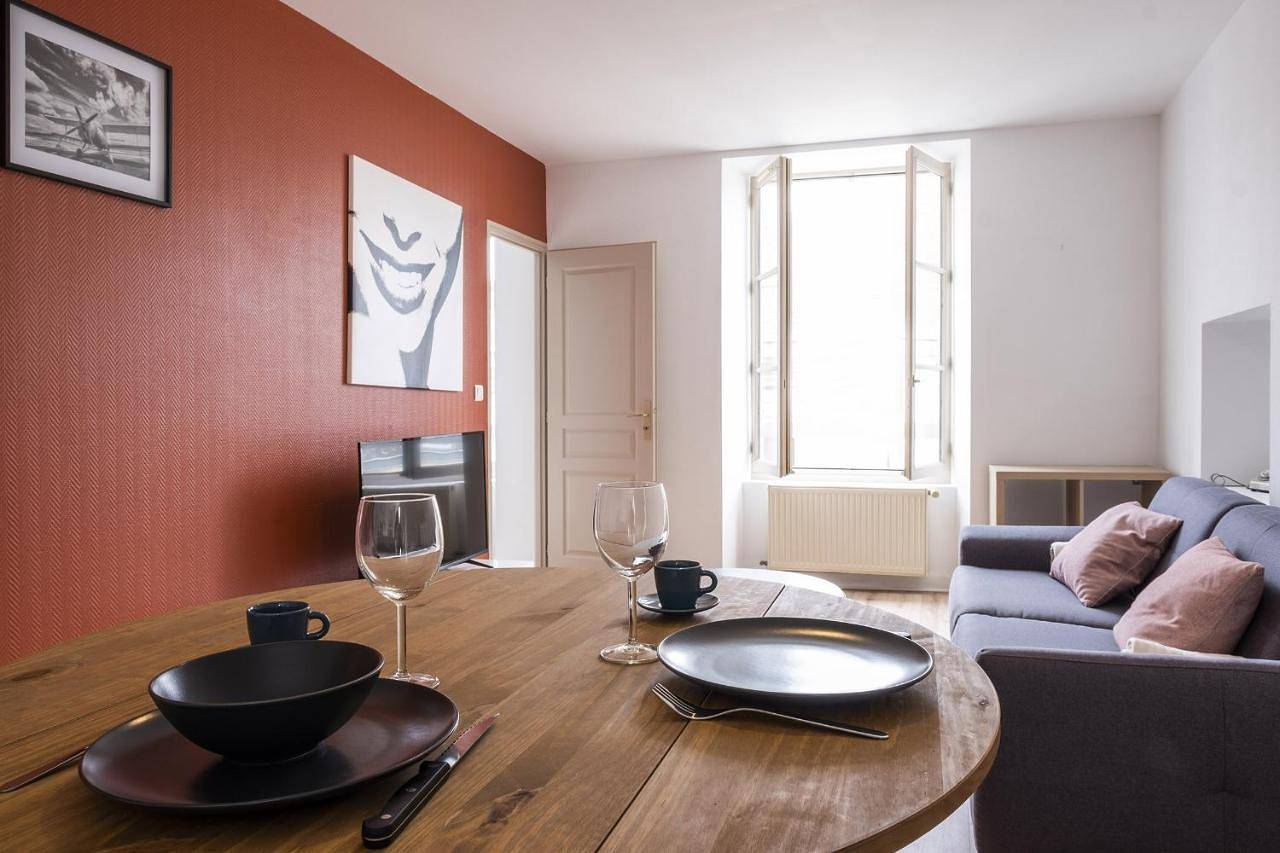 Appartement entier, Gîte Terracotta de Segré ? cuisine ? chambre (lit queen size) ? salon in Segré-en-Anjou-Bleu, Région de Segré