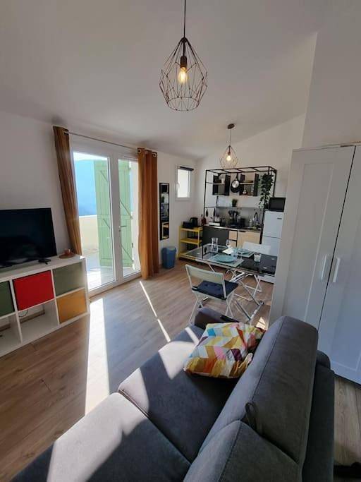 Gîte pour 2 personnes, avec piscine ainsi que vue et balcon à Gilette - 4