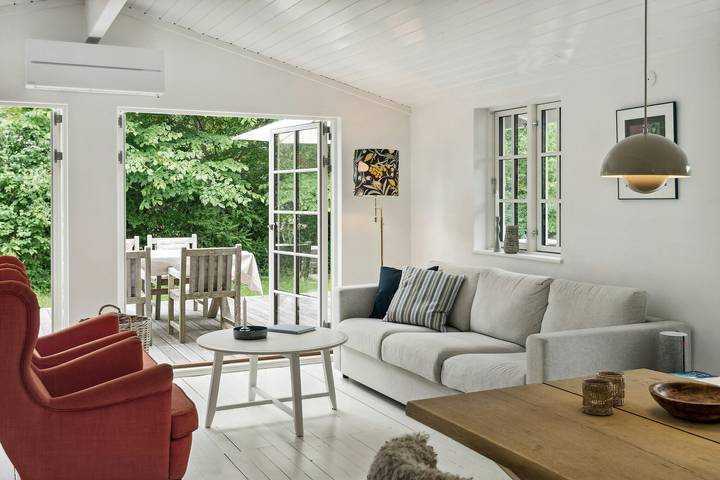 Ferieudlejning for 6 personer, med terrasse og have, børnevenlig i Vejby