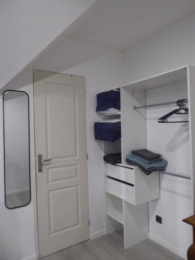 Appartement de vacances entier, Chambre triple spacieuse pour 3 Adultes avec terrasse privée - Proche Disneyland Paris in Mareuil-lès-Meaux, Seine-et-Marne
