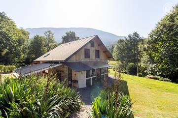 Gîte pour 8 personnes, avec terrasse et jardin à Attignat-Oncin