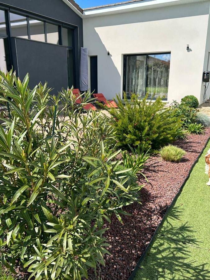 Location de vacances pour 2 personnes, avec vue et terrasse ainsi que jardin et piscine à Lamonzie-Saint-Martin - 2