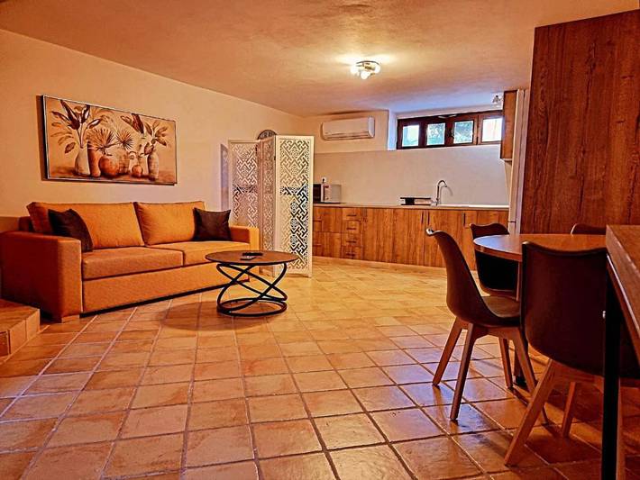 Gîte pour 4 personnes, avec vue ainsi que piscine et jardin à Galaxidi