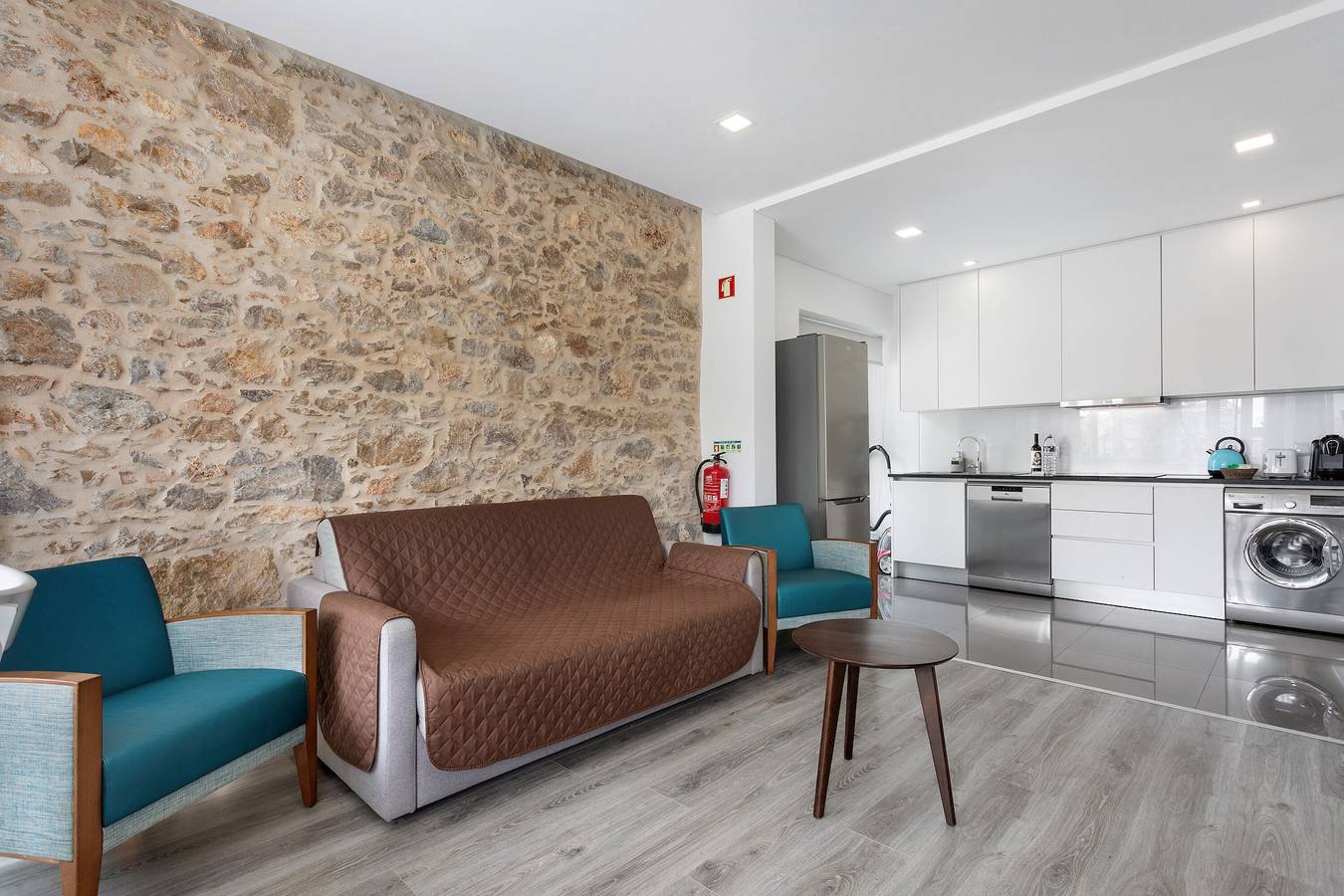 Apartamento inteiro, Apartamento 'Dos Terraços T3 Rc' com Varanda, Wi-Fi e Ar Condicionado in Praia de São Martinho do Porto, São Martinho do Porto