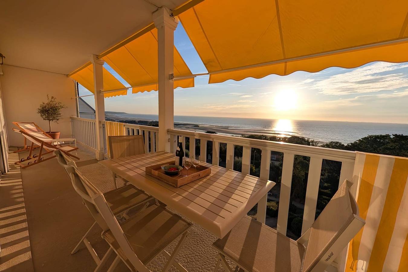 Appartement entier, 🌅 l'Horizon - Terrasse Vue Mer Panoramique - Parking in Trouville-sur-Mer, Région de Lisieux