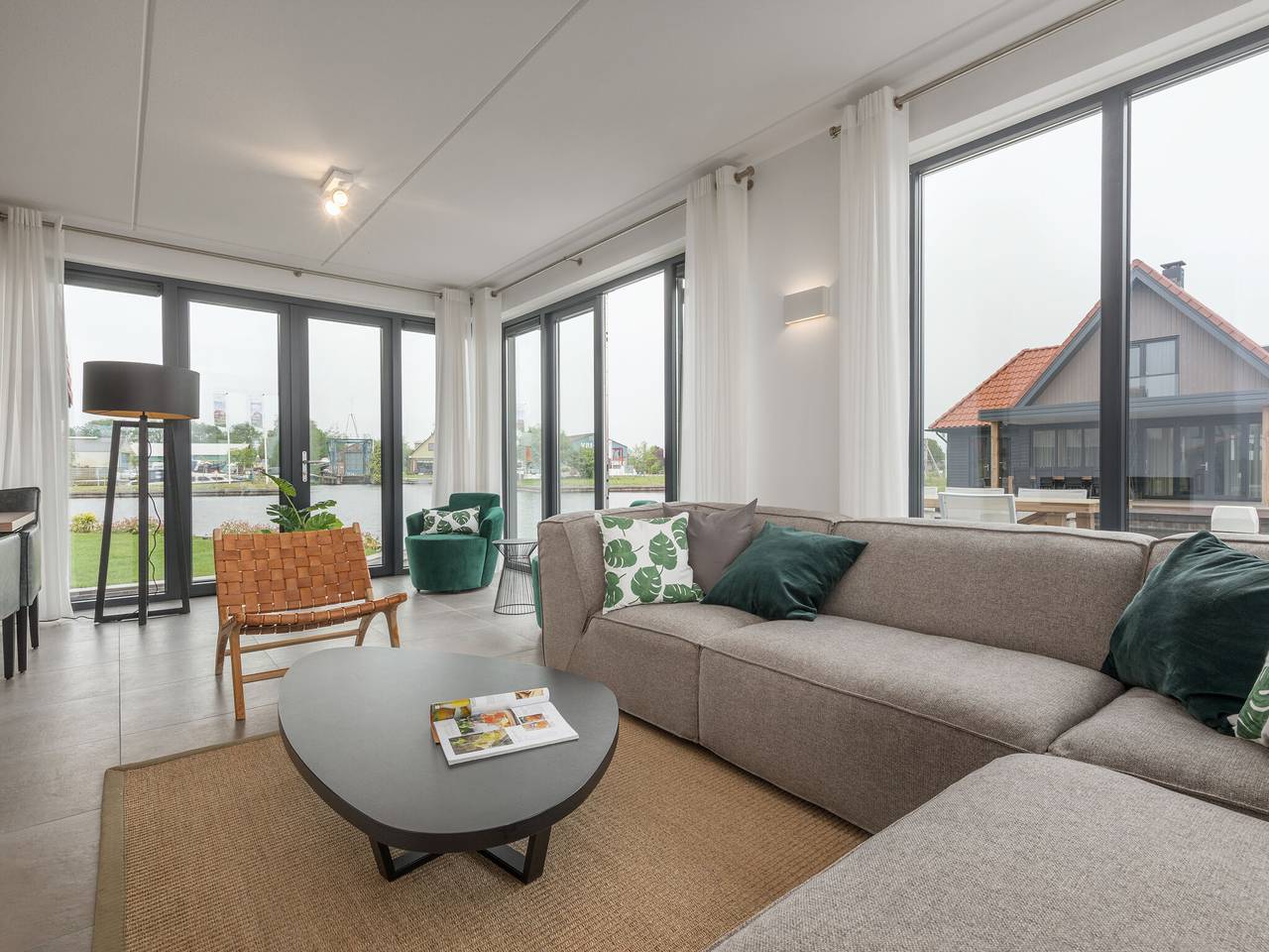 Luxe villa aan het water in Ossenzijl, Nationaal Park Weerribben-Wieden