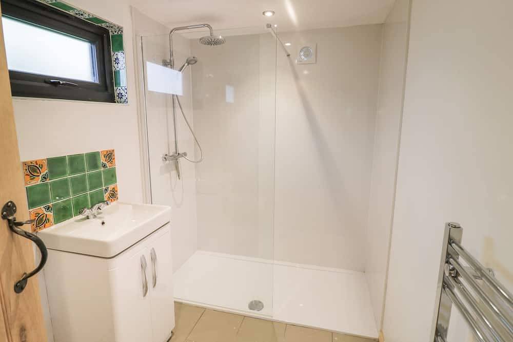 Dragonfly, pet friendly, with hot tub in Dunchurch in Bourton And Draycote, Warwickshire