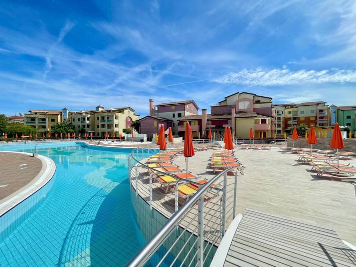 Appartement entier, Séjour dynamique avec piscine extérieure partagée in Porto Santa Margherita, Caorle
