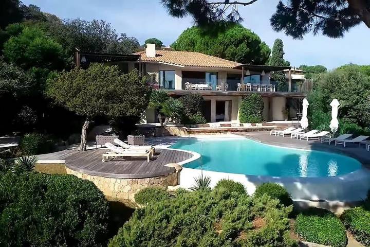 Villa pour 10 personnes, avec terrasse ainsi que piscine et vue dans Santa Giulia