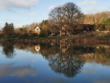 Gîte pour 6 personnes, avec jardin ainsi que terrasse et vue sur le lac dans Indre