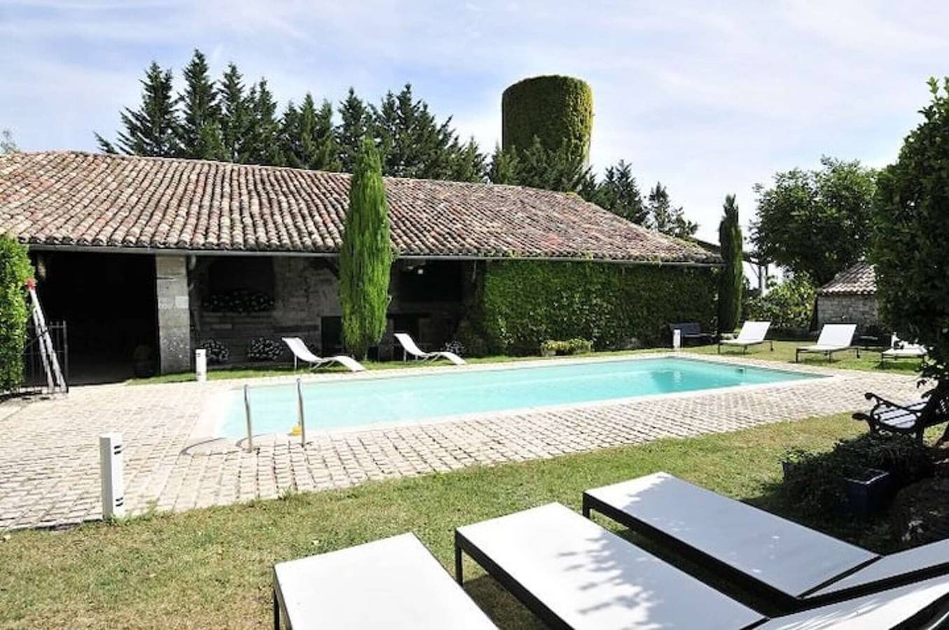 Casa de vacaciones 'Le Manoir Danglars' con piscina privada, jardín privado y Wi-Fi in Saint-Antonin-Noble-Val, Quercy