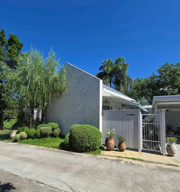 Location de vacances pour 2 personnes, avec jacuzzi ainsi que jardin et piscine dans Saraphi