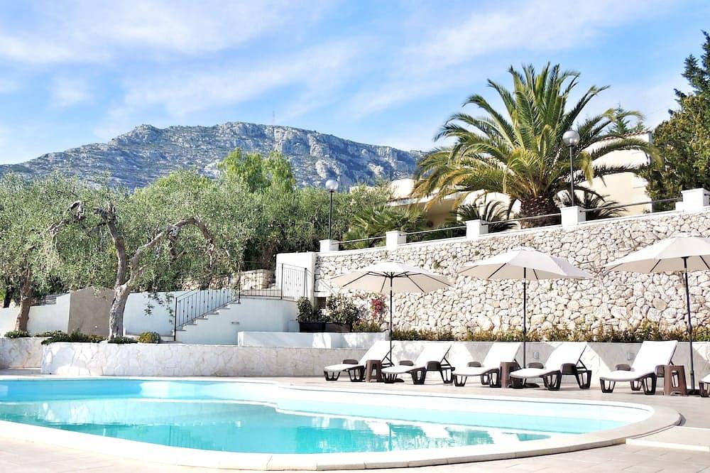 Eco Charming Puglia Villa Simone (Villa with Pool and Excursions) in Monte Sant'Angelo, Gargano