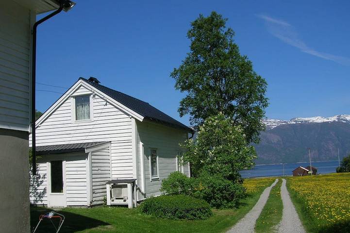 Feriehus for 4 personer, med hage og terrasse i Sognefjorden