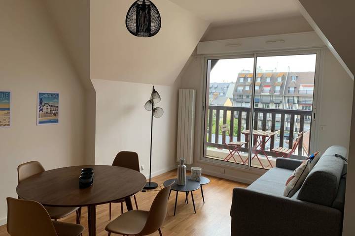 Appartement entier, Joli 41 M² Avec Balcon Proche De La Plage in Deauville, Région de Lisieux