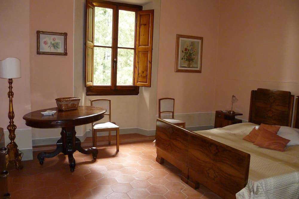 Landsvilla med stor hage omgitt av de grønne toskanske sypresser in Vicchio, Provinsen Firenze
