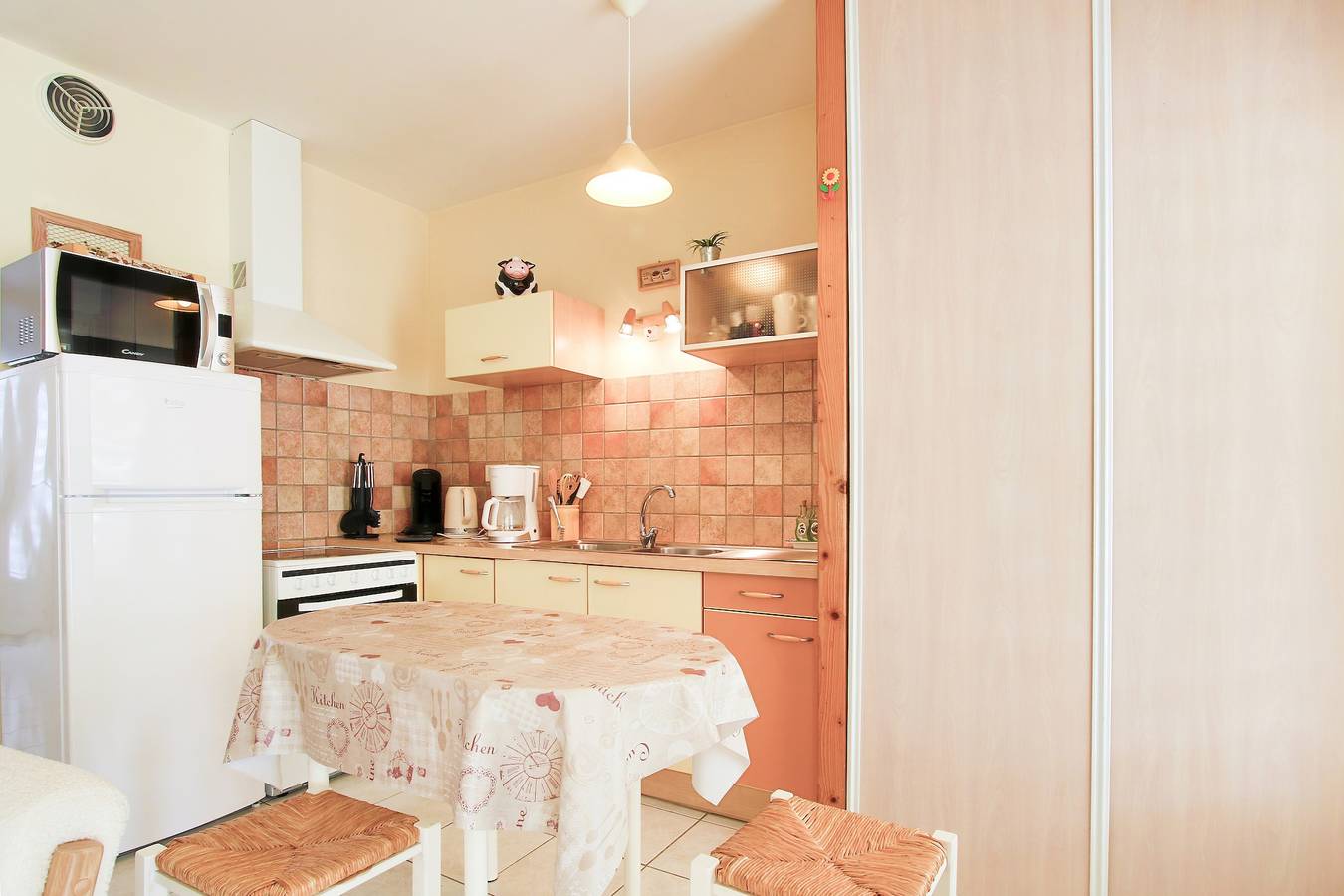 Holiday Home “L’escale de Marilou” with Shared Terrace, Private Garden & Wi-Fi in Pirou, Coutances