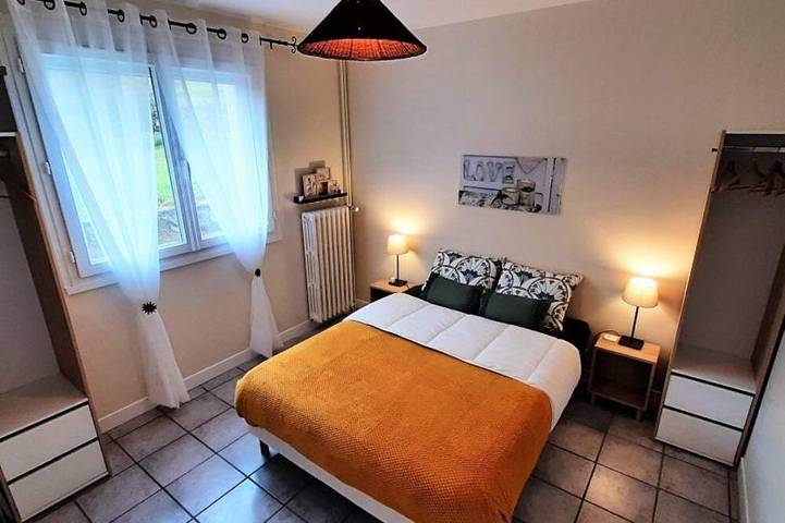 Gîte pour 2 personnes, avec terrasse ainsi que piscine et jardin à Coubon - 2