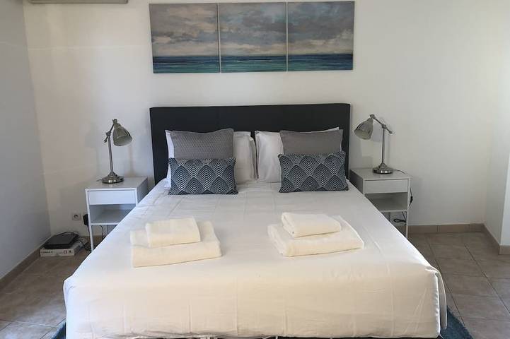 Ganze Wohnung, Leuchtendes Studio mit Blick auf die Straße, exzellente Lage, Parkplatz optional in Beausoleil, Mittelmeerküste (Frankreich)