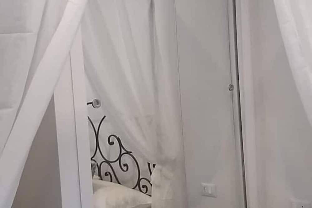 Entire apartment, Apartment 'Appartamento Luxury - Torre' with Air Conditioning in Terracina, Agro Pontino