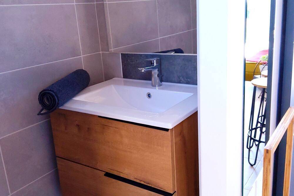 Entire apartment, Romytt Suite3* Whole apartment, shared pool, air-conditioned, 28m2 in Saint-Quentin-la-Poterie, Nimes region