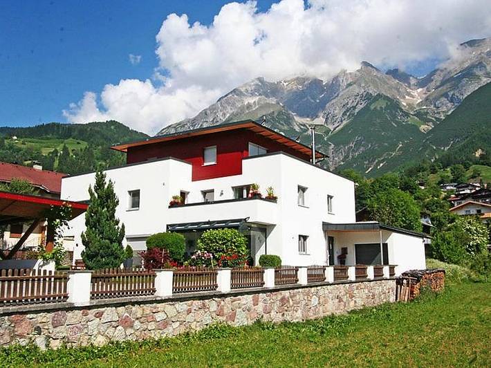 Ferienwohnung für 4 Personen, mit Balkon und Terrasse sowie Garten und Ausblick in Grins