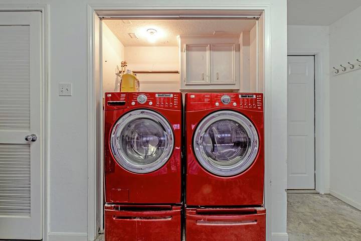 Vacation house for 8 people, with hot tub and yard as well as pool in Lake Conroe