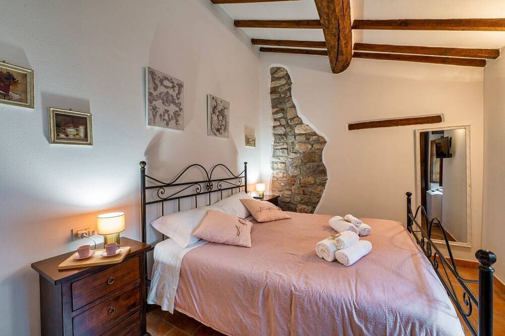 Apartamento entero, Guesthost - Cozy 50m2 apartment equipped with all comforts, ideal for two people, located on the second floor of a renovated farmhouse (stairs to access it).The accommodation is located inside a former oil mill and offers its guests many shared services: in Passignano sul Trasimeno, Lago Trasimeno