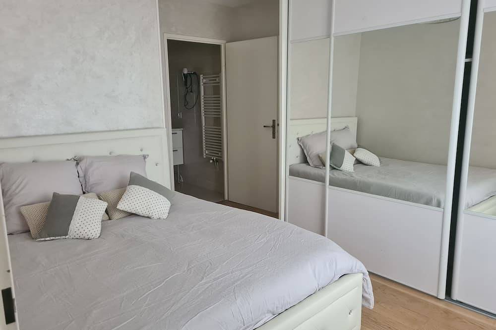 Entire apartment, Cosy 2-bedroom apartment, parking available and 20 minutes by train from central Paris. in Le Blanc-Mesnil, Seine-Saint-Denis