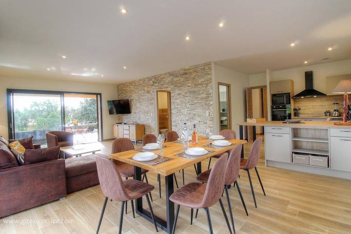 Gîte pour 6 personnes, avec Terrasse ainsi que Jardin et Piscine à San-Gavino-di-Carbini - 4
