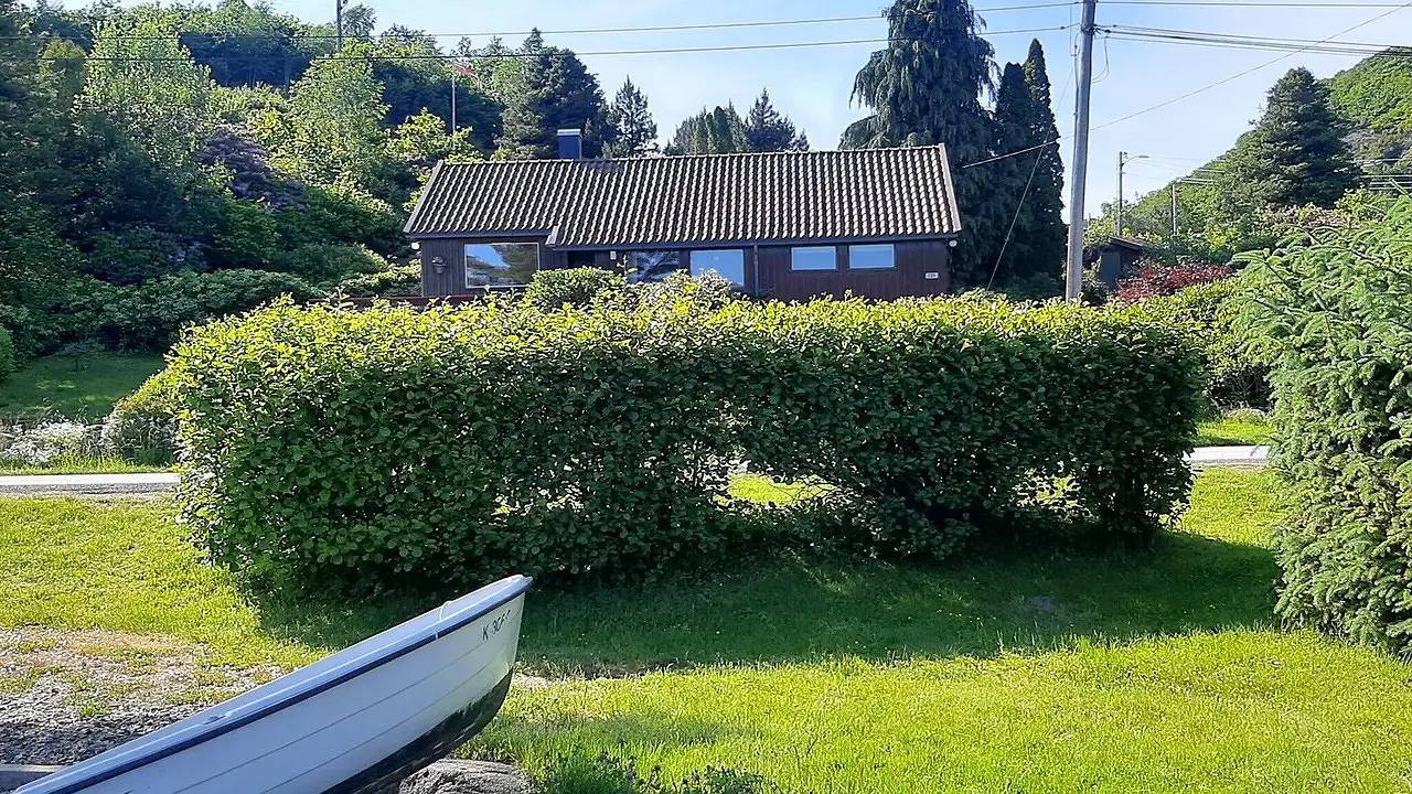 Feriehus for 7 personer med hage in Lyngdal