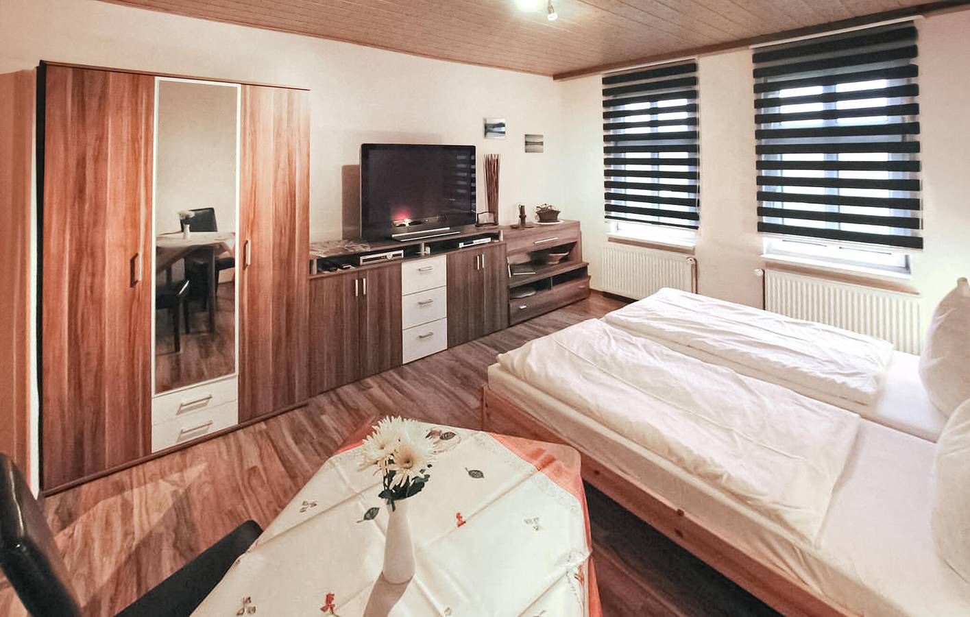 Ganze Ferienwohnung, Gemütliches Obergeschoss-Apartment mit Parkplatz, Garten & Internet - 1,5km zum Canow Center in Kleinzerlang, Rheinsberg