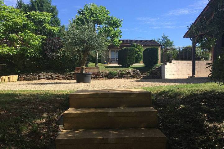 Location de vacances pour 4 personnes, avec jardin et piscine à Thonac