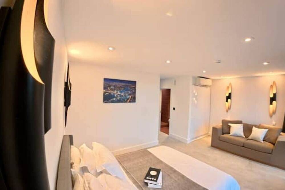 Entire apartment, Modern Soho Penthouse with Terrace & Views | 3 Beds, Sleeps 6 in Covent Garden, London