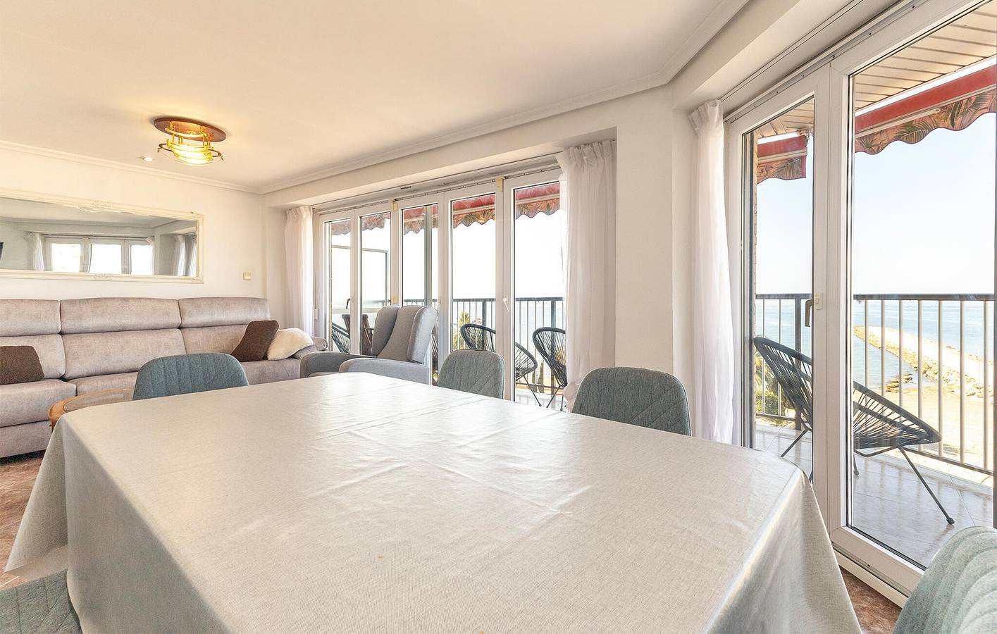 Ganze Ferienwohnung, Strandglück: 118qm mit WiFi, AC und Terrasse in Santiago Bernabeu, Santa Pola