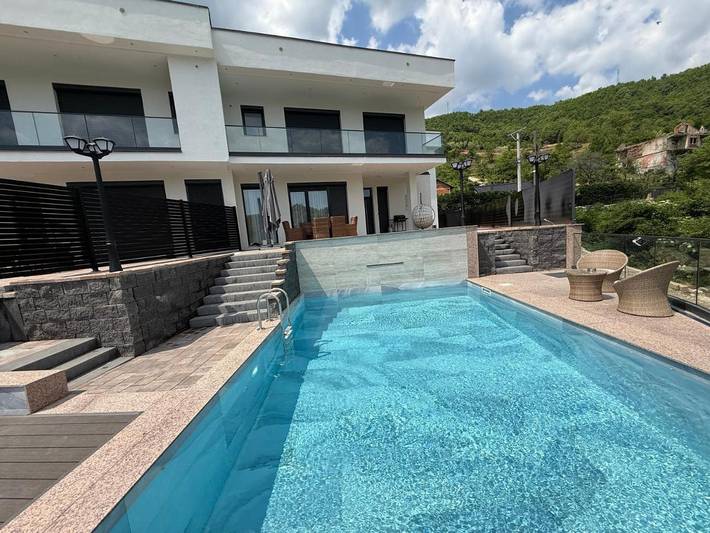 Villa für 10 Personen, mit Balkon und Terrasse sowie Garten und Pool in Kosovo