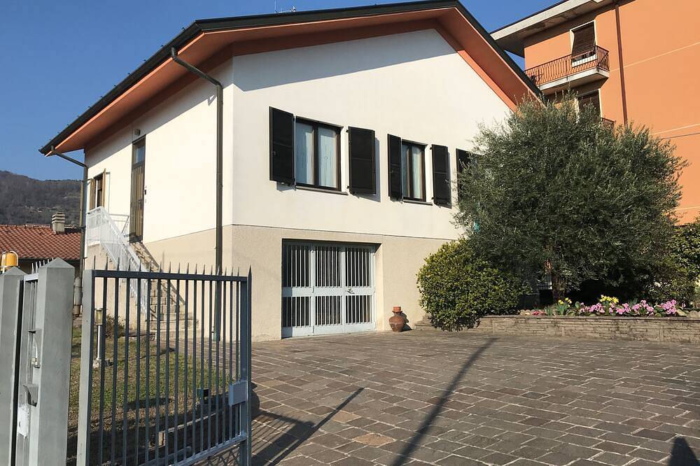 House for 4 people, private parking for 2 cars, 5' by car from Como in Lipomo, Brianza